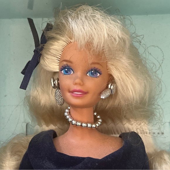 1995 Avon Exclusive Winter Velvet  Special Edition Barbie Doll first in series - Picture 2 of 5